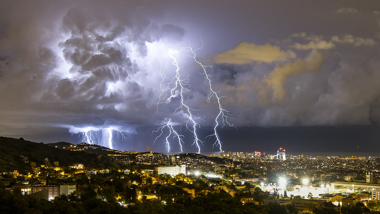 Lightning spectacle in Barcelona by Serge Zaka