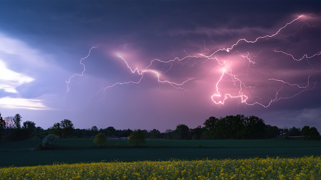 Blue hour lightning by 🇩🇪 German storm chasers